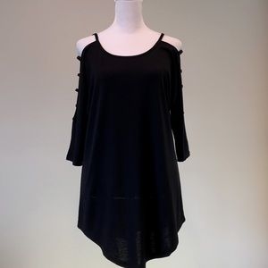 Black, 3/4 sleeve, hollowed out shoulder, tunic